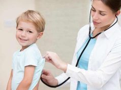 Meilleurs pédiatres à Bouskoura pédiatre dans sa cabinet de pédiatrie avec enfant malade