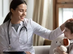 Meilleurs pédiatres à Berrechid enfant avec un pédiatre dans un cabinet de pédiatrie