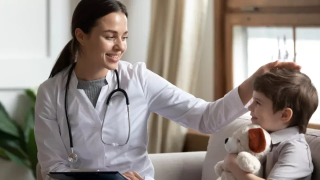 pédiatres à Berrechid enfant avec un pédiatre dans un cabinet de pédiatrie